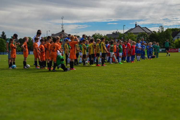 FOTOGALERIE: Malí fotbalisté se utkali na Šmíca Cupu v Dolních Chabrech. Ať to dotáhnout co nejdál, popřál jim Šmicer
