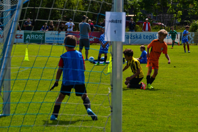 FOTOGALERIE: Malí fotbalisté se utkali na Šmíca Cupu v Dolních Chabrech. Ať to dotáhnout co nejdál, popřál jim Šmicer