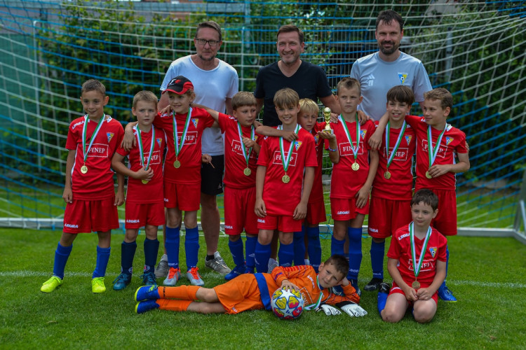 FOTOGALERIE: Malí fotbalisté se utkali na Šmíca Cupu v Dolních Chabrech. Ať to dotáhnout co nejdál, popřál jim Šmicer