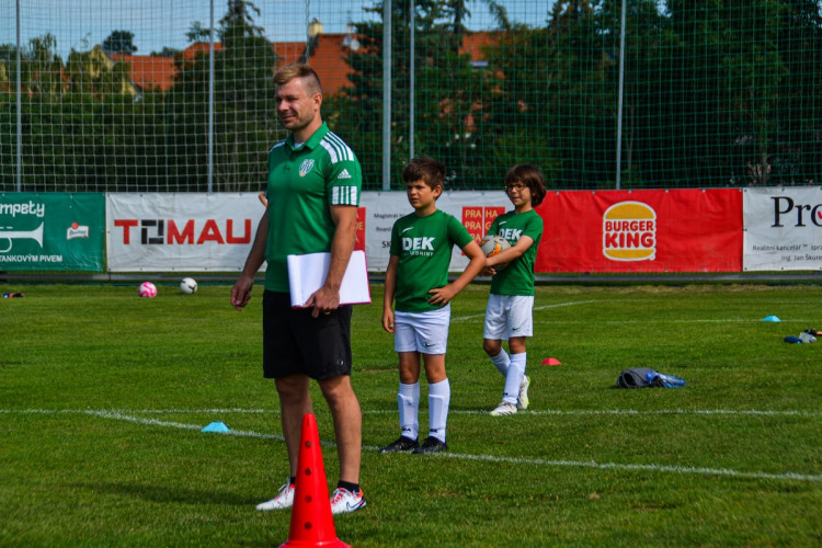 FOTOGALERIE: Malí fotbalisté se utkali na Šmíca Cupu v Dolních Chabrech. Ať to dotáhnout co nejdál, popřál jim Šmicer