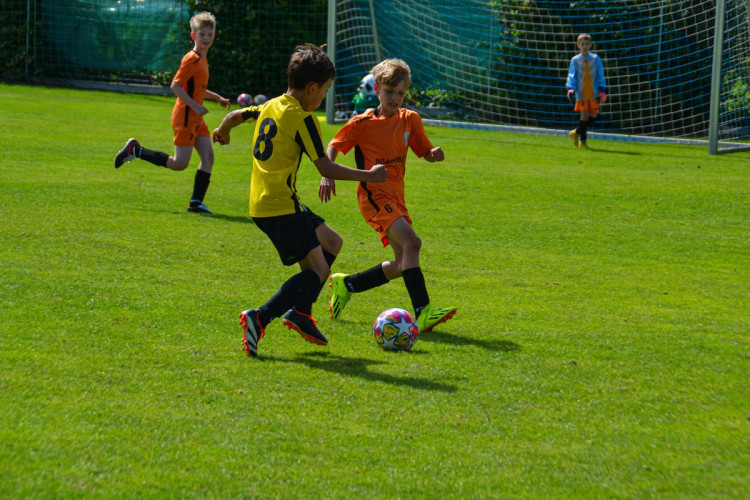 FOTOGALERIE: Malí fotbalisté se utkali na Šmíca Cupu v Dolních Chabrech. Ať to dotáhnout co nejdál, popřál jim Šmicer