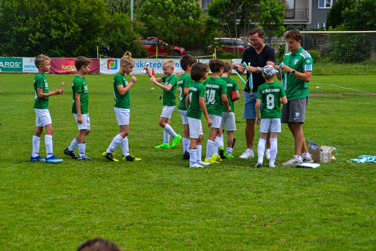 FOTOGALERIE: Malí fotbalisté se utkali na Šmíca Cupu v Dolních Chabrech. Ať to dotáhnout co nejdál, popřál jim Šmicer