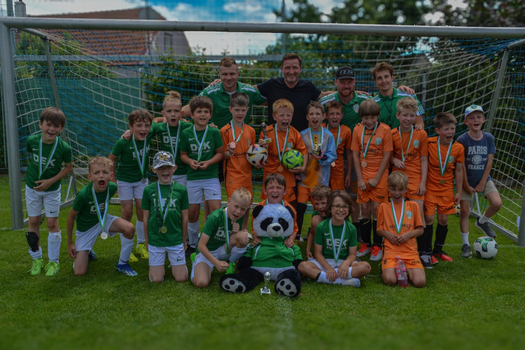 FOTOGALERIE: Malí fotbalisté se utkali na Šmíca Cupu v Dolních Chabrech. Ať to dotáhnout co nejdál, popřál jim Šmicer