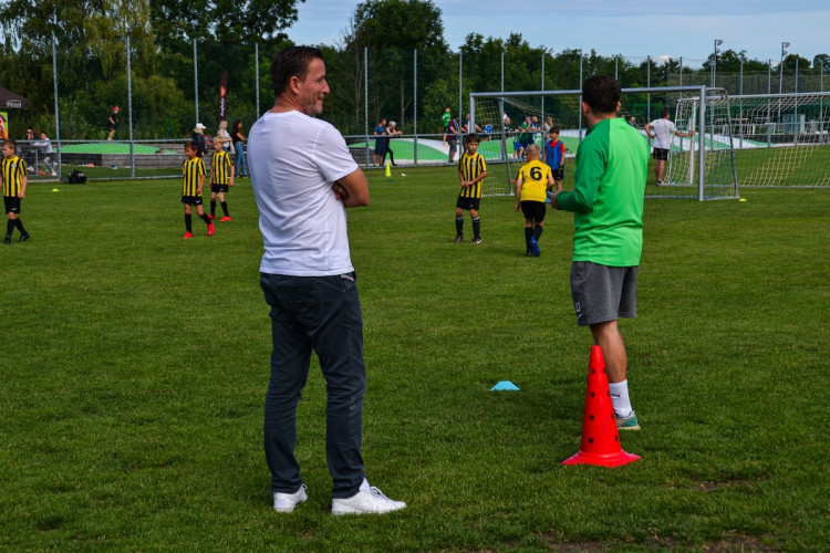 FOTOGALERIE: Malí fotbalisté se utkali na Šmíca Cupu v Dolních Chabrech. Ať to dotáhnout co nejdál, popřál jim Šmicer