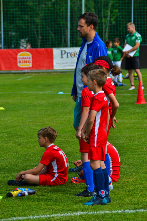 FOTOGALERIE: Malí fotbalisté se utkali na Šmíca Cupu v Dolních Chabrech. Ať to dotáhnout co nejdál, popřál jim Šmicer