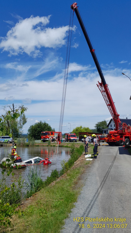 FOTOGALERIE: Dodávka skončila pod hladinou
