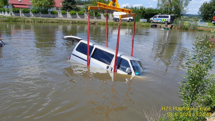 FOTOGALERIE: Dodávka skončila pod hladinou