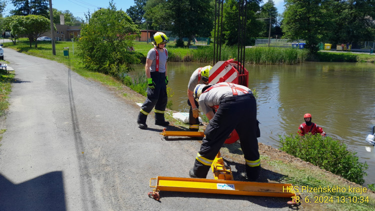 FOTOGALERIE: Dodávka skončila pod hladinou