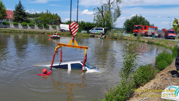 FOTOGALERIE: Dodávka skončila pod hladinou