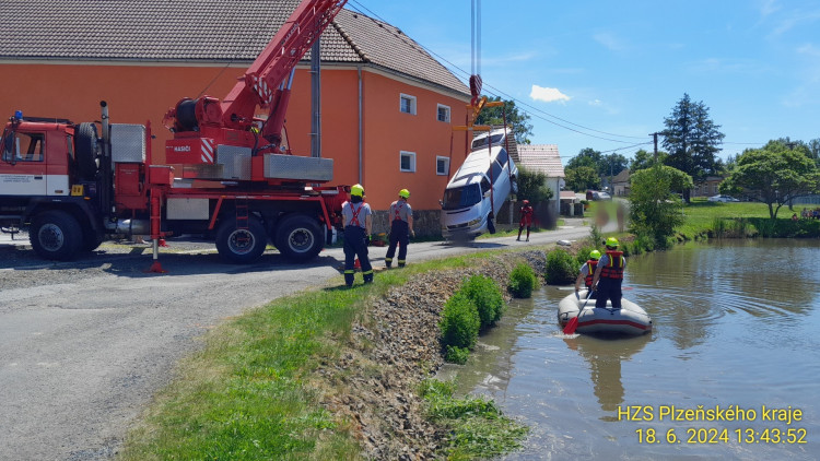FOTOGALERIE: Dodávka skončila pod hladinou
