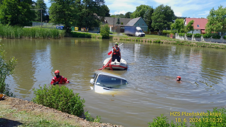 FOTOGALERIE: Dodávka skončila pod hladinou