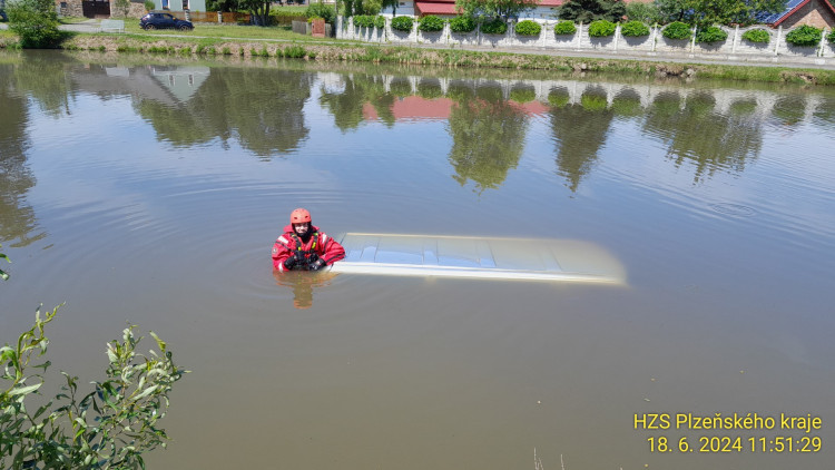 FOTOGALERIE: Dodávka skončila pod hladinou