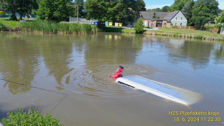 FOTOGALERIE: Dodávka skončila pod hladinou