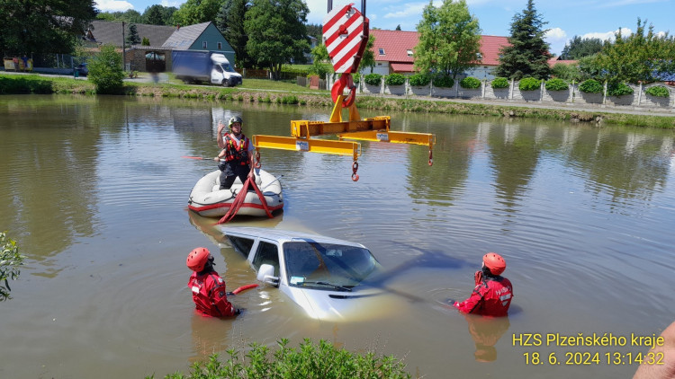 FOTOGALERIE: Dodávka skončila pod hladinou