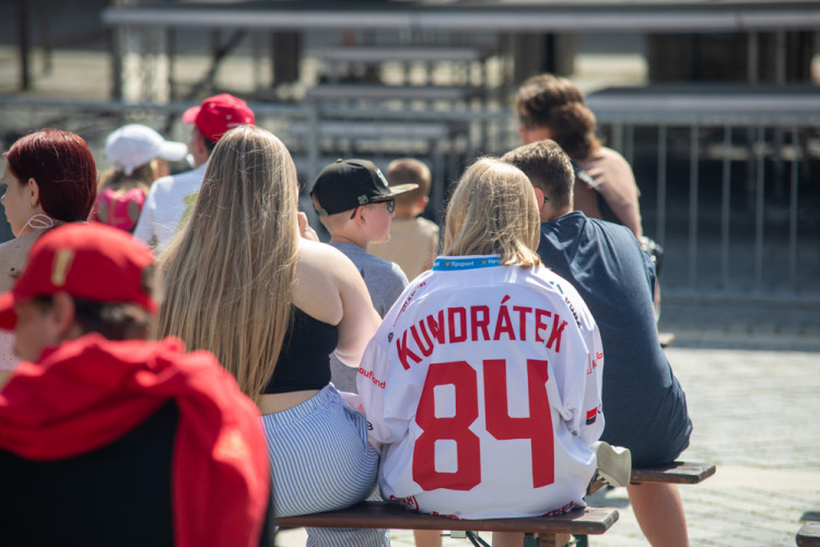 Pohár z MS i extraligy. Hokejista Tomáš Kundrátek slavil úspěšnou sezonu s fanoušky v Přerově