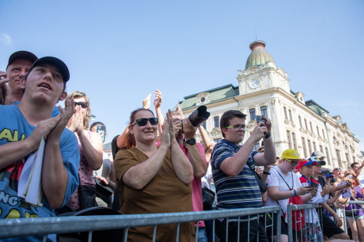 Pohár z MS i extraligy. Hokejista Tomáš Kundrátek slavil úspěšnou sezonu s fanoušky v Přerově