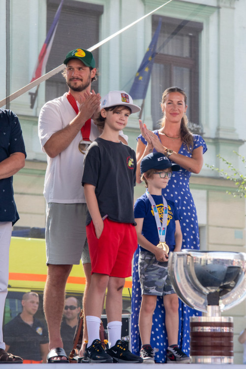 Pohár z MS i extraligy. Hokejista Tomáš Kundrátek slavil úspěšnou sezonu s fanoušky v Přerově