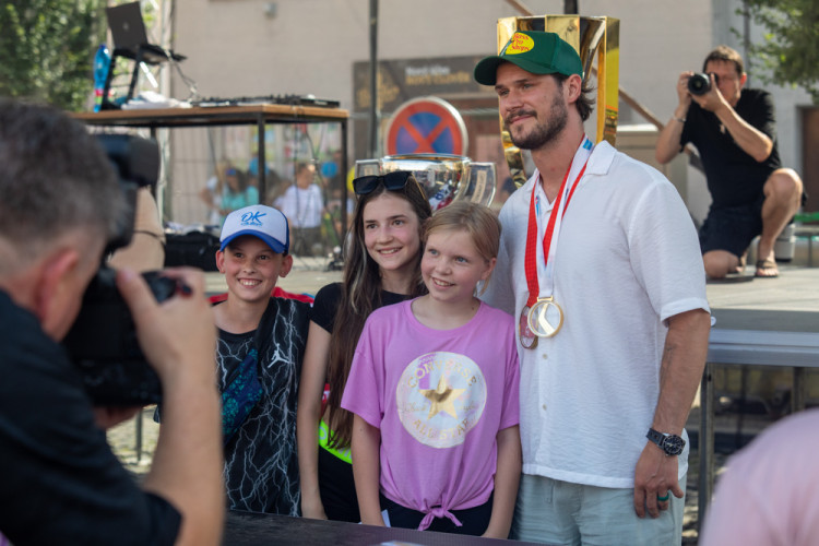 Pohár z MS i extraligy. Hokejista Tomáš Kundrátek slavil úspěšnou sezonu s fanoušky v Přerově