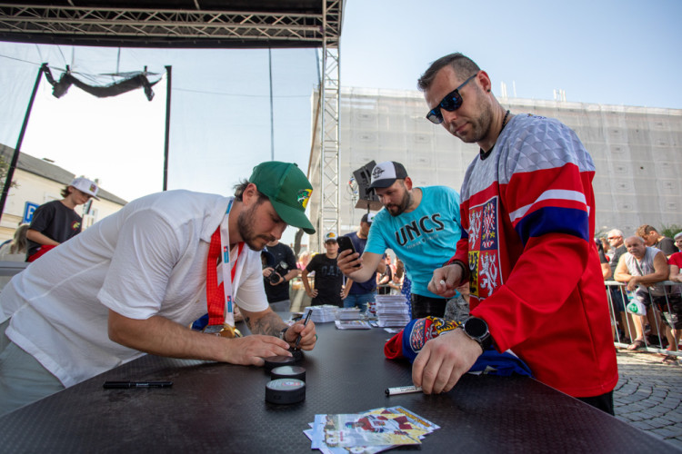 Pohár z MS i extraligy. Hokejista Tomáš Kundrátek slavil úspěšnou sezonu s fanoušky v Přerově