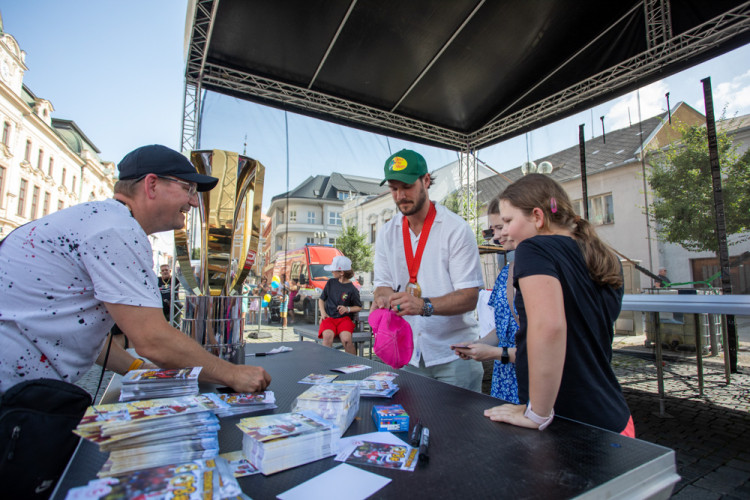 Pohár z MS i extraligy. Hokejista Tomáš Kundrátek slavil úspěšnou sezonu s fanoušky v Přerově