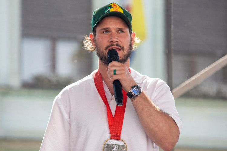 Pohár z MS i extraligy. Hokejista Tomáš Kundrátek slavil úspěšnou sezonu s fanoušky v Přerově