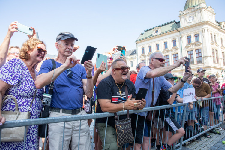 Pohár z MS i extraligy. Hokejista Tomáš Kundrátek slavil úspěšnou sezonu s fanoušky v Přerově