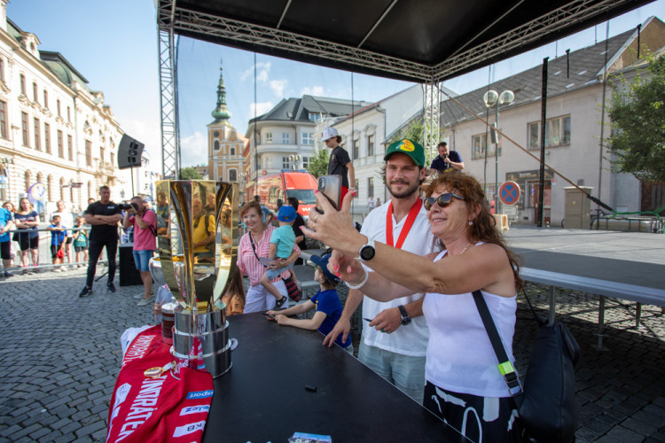 Pohár z MS i extraligy. Hokejista Tomáš Kundrátek slavil úspěšnou sezonu s fanoušky v Přerově