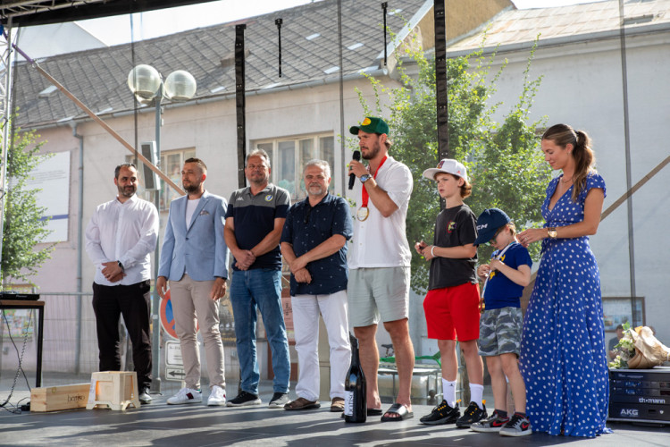 Pohár z MS i extraligy. Hokejista Tomáš Kundrátek slavil úspěšnou sezonu s fanoušky v Přerově