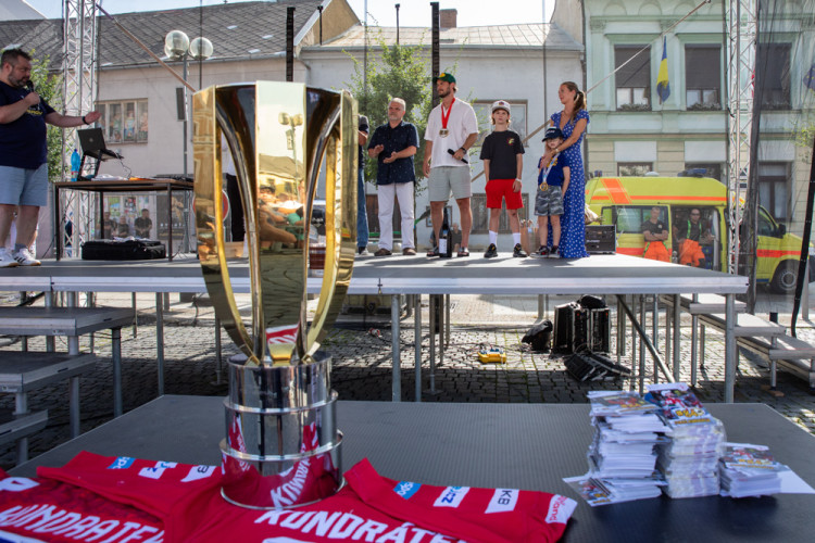 Pohár z MS i extraligy. Hokejista Tomáš Kundrátek slavil úspěšnou sezonu s fanoušky v Přerově