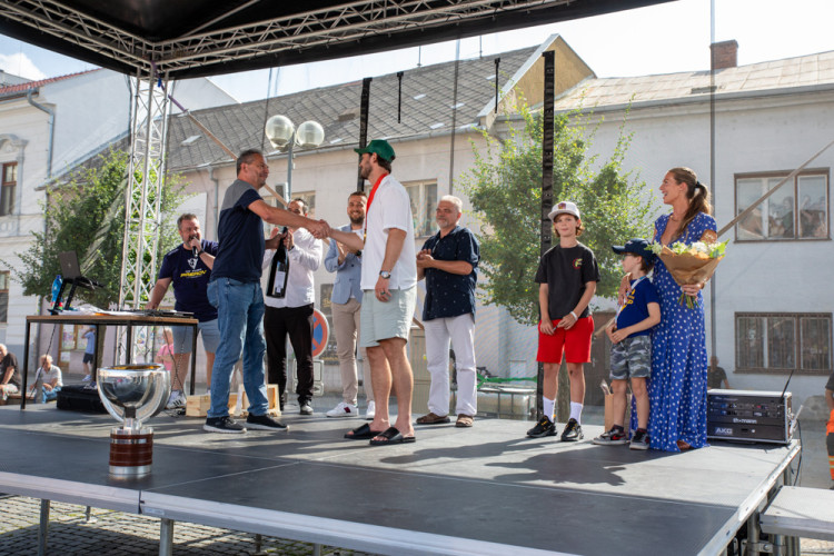 Pohár z MS i extraligy. Hokejista Tomáš Kundrátek slavil úspěšnou sezonu s fanoušky v Přerově