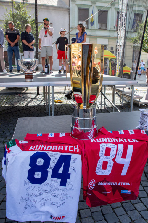 Pohár z MS i extraligy. Hokejista Tomáš Kundrátek slavil úspěšnou sezonu s fanoušky v Přerově