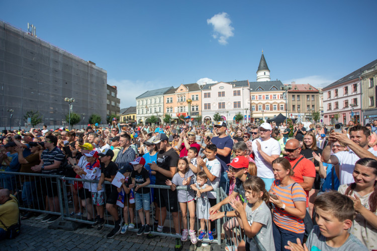 Pohár z MS i extraligy. Hokejista Tomáš Kundrátek slavil úspěšnou sezonu s fanoušky v Přerově