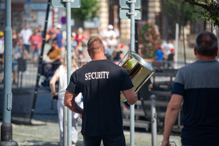 Pohár z MS i extraligy. Hokejista Tomáš Kundrátek slavil úspěšnou sezonu s fanoušky v Přerově