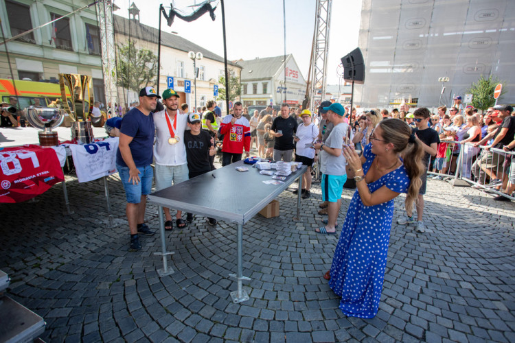 Pohár z MS i extraligy. Hokejista Tomáš Kundrátek slavil úspěšnou sezonu s fanoušky v Přerově