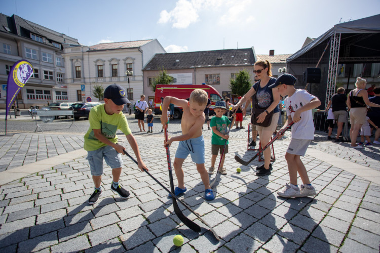 Pohár z MS i extraligy. Hokejista Tomáš Kundrátek slavil úspěšnou sezonu s fanoušky v Přerově