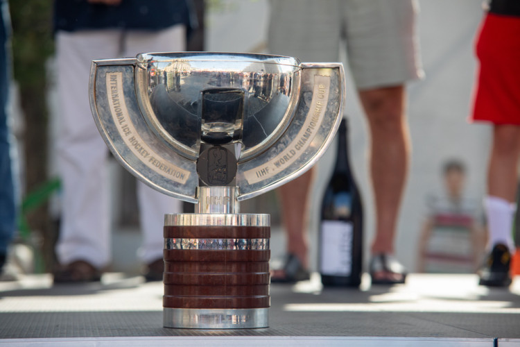 Pohár z MS i extraligy. Hokejista Tomáš Kundrátek slavil úspěšnou sezonu s fanoušky v Přerově