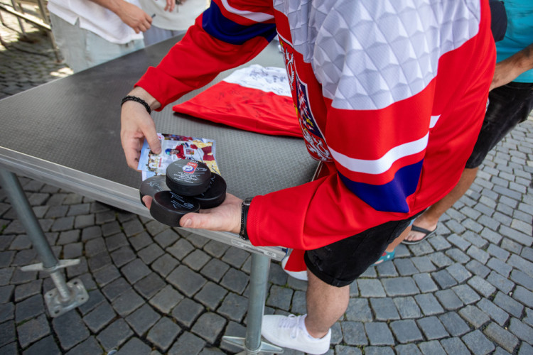 Pohár z MS i extraligy. Hokejista Tomáš Kundrátek slavil úspěšnou sezonu s fanoušky v Přerově