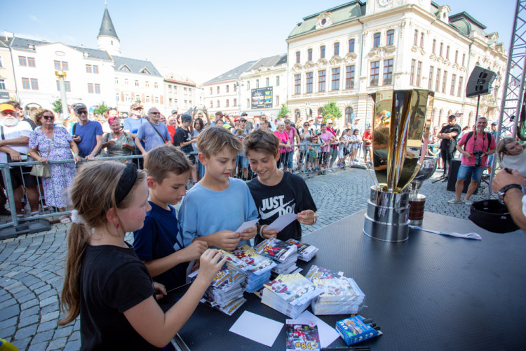 Pohár z MS i extraligy. Hokejista Tomáš Kundrátek slavil úspěšnou sezonu s fanoušky v Přerově