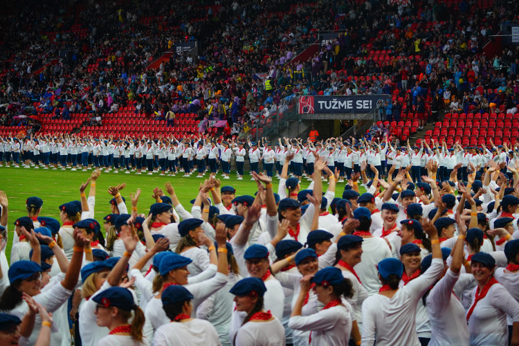 FOTOGALERIE: Prapor od prezidenta, déšť a plný Eden. Podívejte se, jak vypadala první hromadná skladba všesokolského sletu