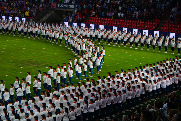 FOTOGALERIE: Prapor od prezidenta, déšť a plný Eden. Podívejte se, jak vypadala první hromadná skladba všesokolského sletu