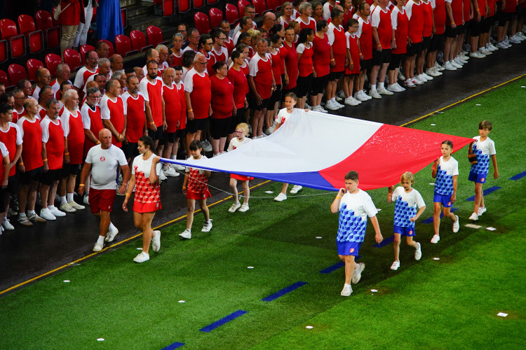 FOTOGALERIE: Prapor od prezidenta, déšť a plný Eden. Podívejte se, jak vypadala první hromadná skladba všesokolského sletu