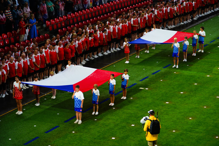 FOTOGALERIE: Prapor od prezidenta, déšť a plný Eden. Podívejte se, jak vypadala první hromadná skladba všesokolského sletu