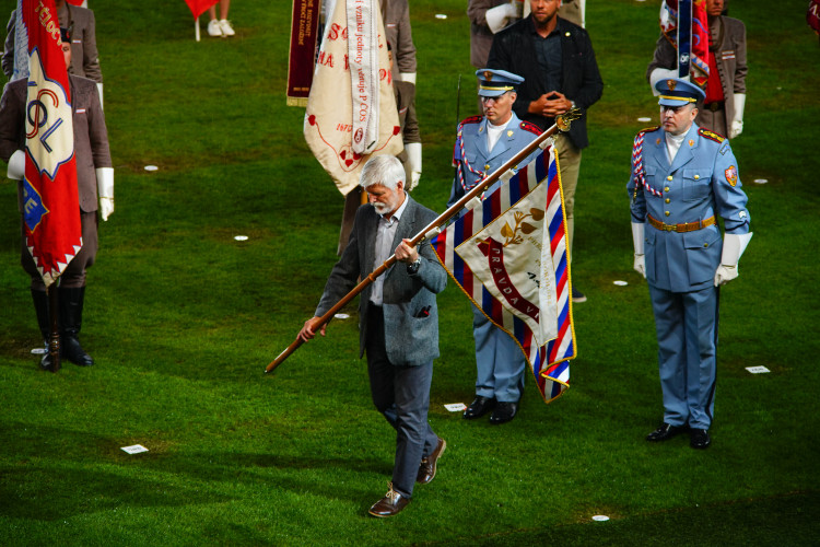 FOTOGALERIE: Prapor od prezidenta, déšť a plný Eden. Podívejte se, jak vypadala první hromadná skladba všesokolského sletu