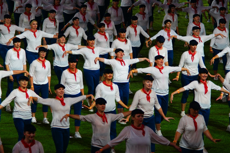 FOTOGALERIE: Prapor od prezidenta, déšť a plný Eden. Podívejte se, jak vypadala první hromadná skladba všesokolského sletu