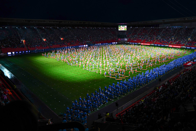 FOTOGALERIE: Prapor od prezidenta, déšť a plný Eden. Podívejte se, jak vypadala první hromadná skladba všesokolského sletu