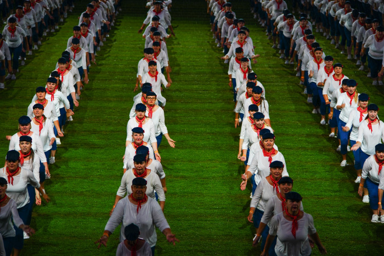 FOTOGALERIE: Prapor od prezidenta, déšť a plný Eden. Podívejte se, jak vypadala první hromadná skladba všesokolského sletu