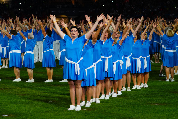 FOTOGALERIE: Prapor od prezidenta, déšť a plný Eden. Podívejte se, jak vypadala první hromadná skladba všesokolského sletu