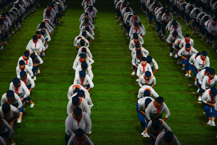 FOTOGALERIE: Prapor od prezidenta, déšť a plný Eden. Podívejte se, jak vypadala první hromadná skladba všesokolského sletu