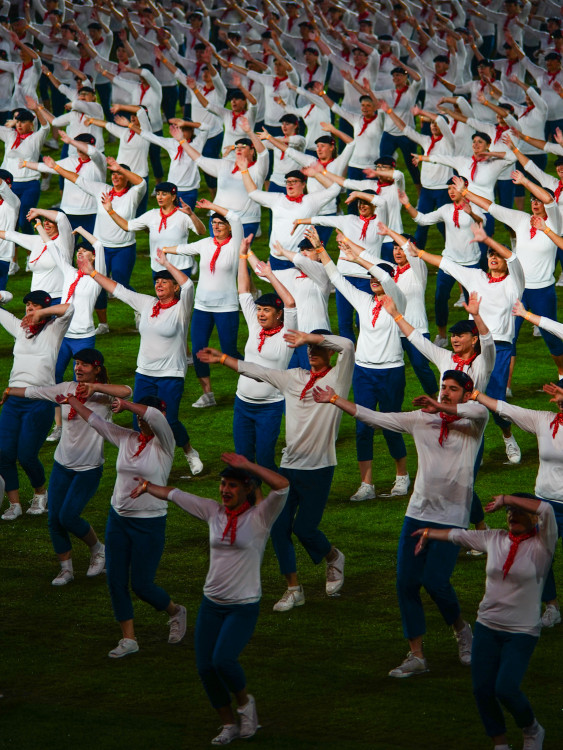 FOTOGALERIE: Prapor od prezidenta, déšť a plný Eden. Podívejte se, jak vypadala první hromadná skladba všesokolského sletu