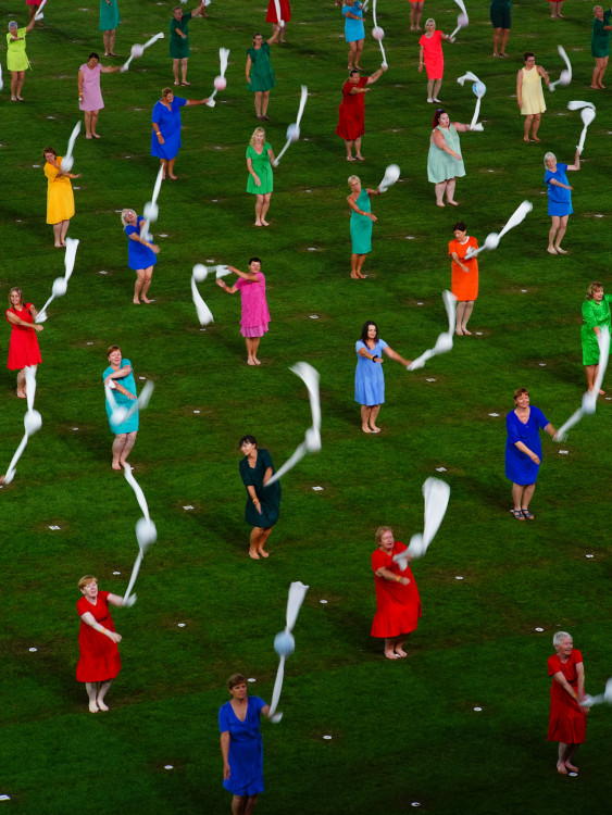 FOTOGALERIE: Prapor od prezidenta, déšť a plný Eden. Podívejte se, jak vypadala první hromadná skladba všesokolského sletu